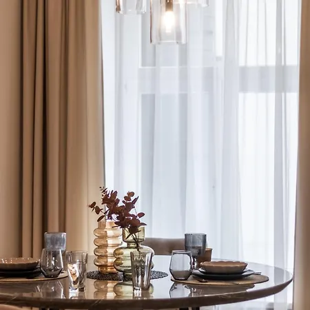 Terrific First-class In Town Center דירה *