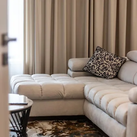 Terrific First-class In Town Center شقة